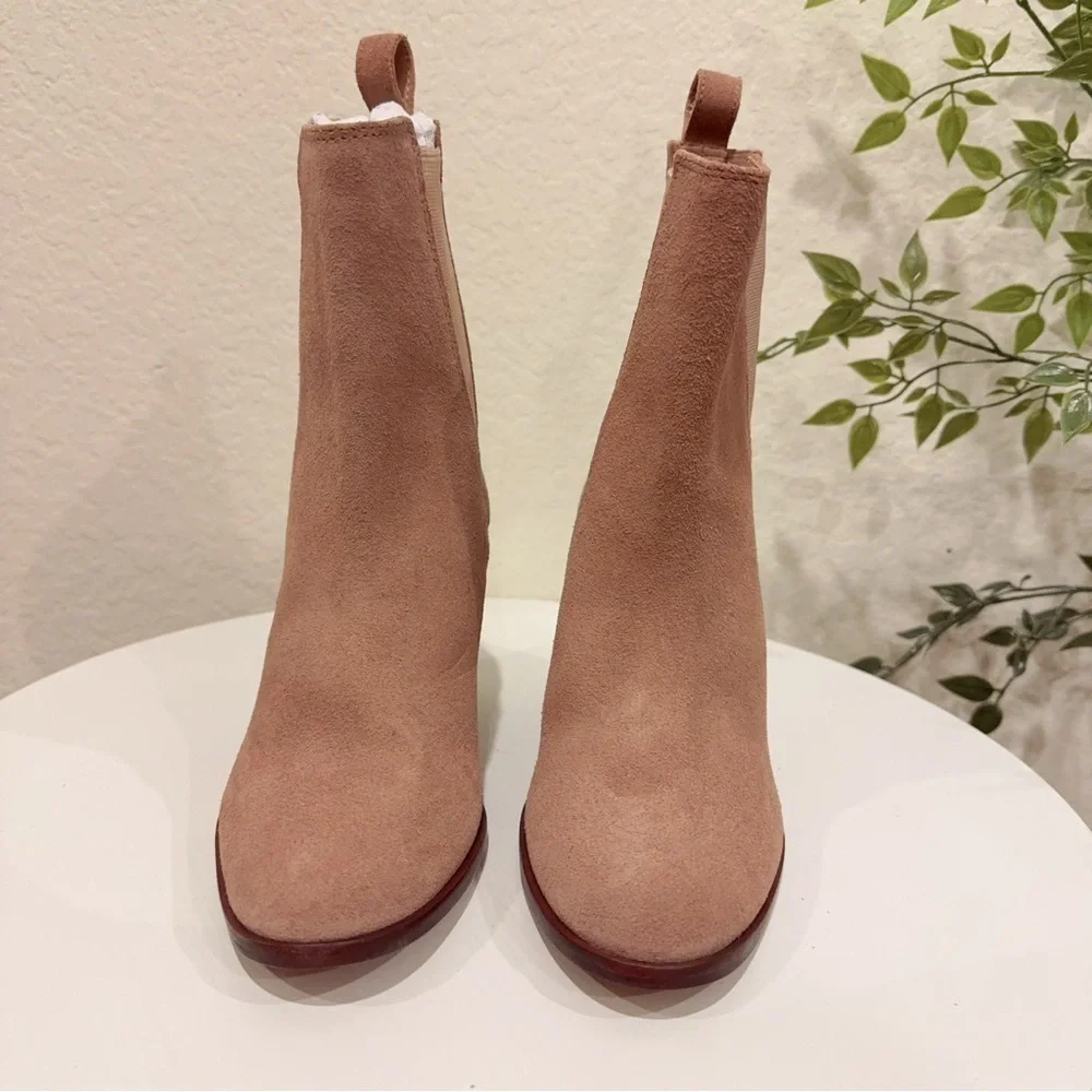 Kaanas Morava Suede Block Heel With Elastic in Caramel NWOT Size 6M